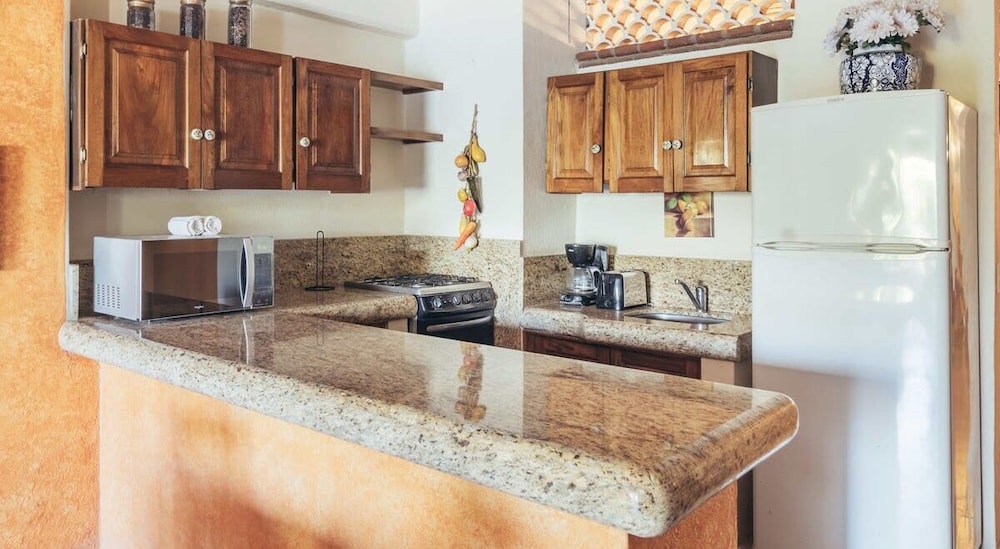 Ocean View 1Br Condo-balcony-beach-pool - 301