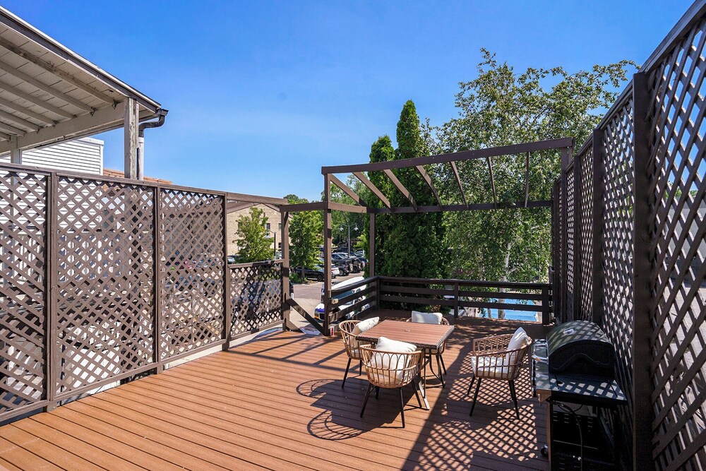 Love Mi Getaway Loft with Deck 110