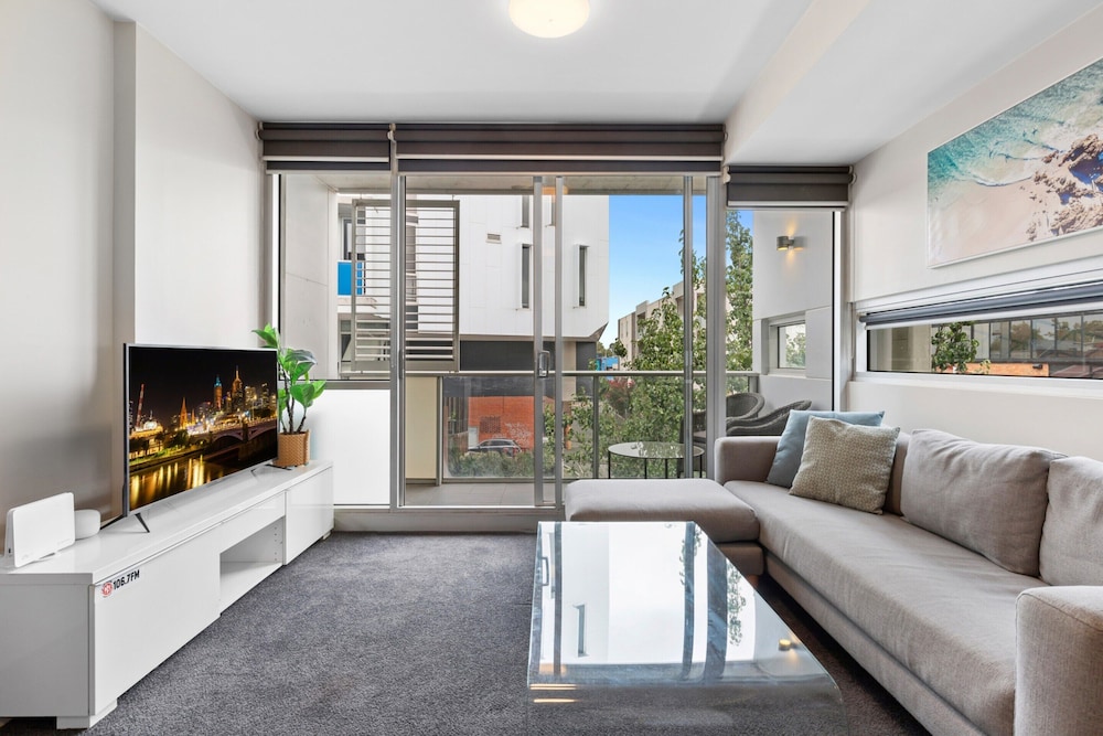 Fitzroy North 1-bed With Balcony by Edinburgh Park