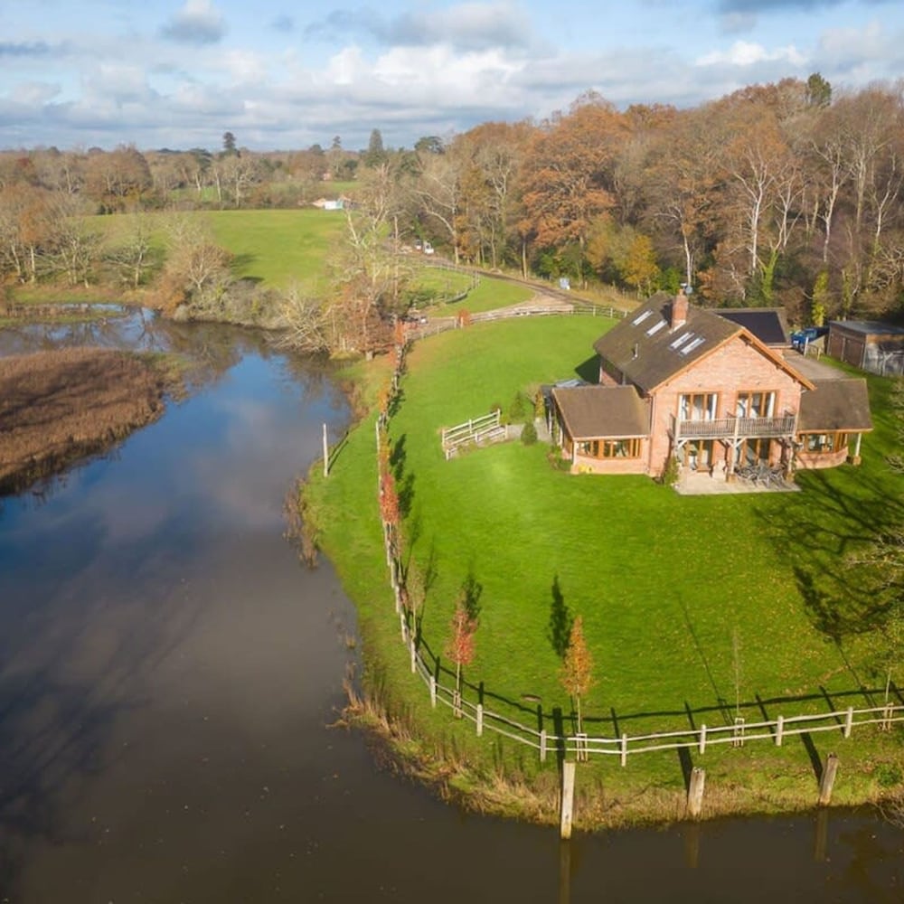 Serene Riverside 6BR Luxury Retreat in Curdridge view 3