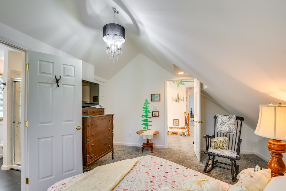 Spacious & Secluded Shook Home w/ Private Hot Tub! view 2