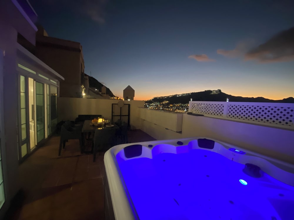 Modern Family Home Near the Pool With Private Jacuzzi!