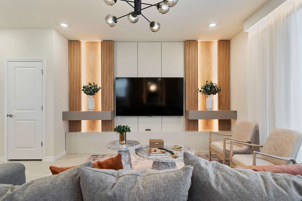 1149 Spacious Family 5-bedroom Townhome