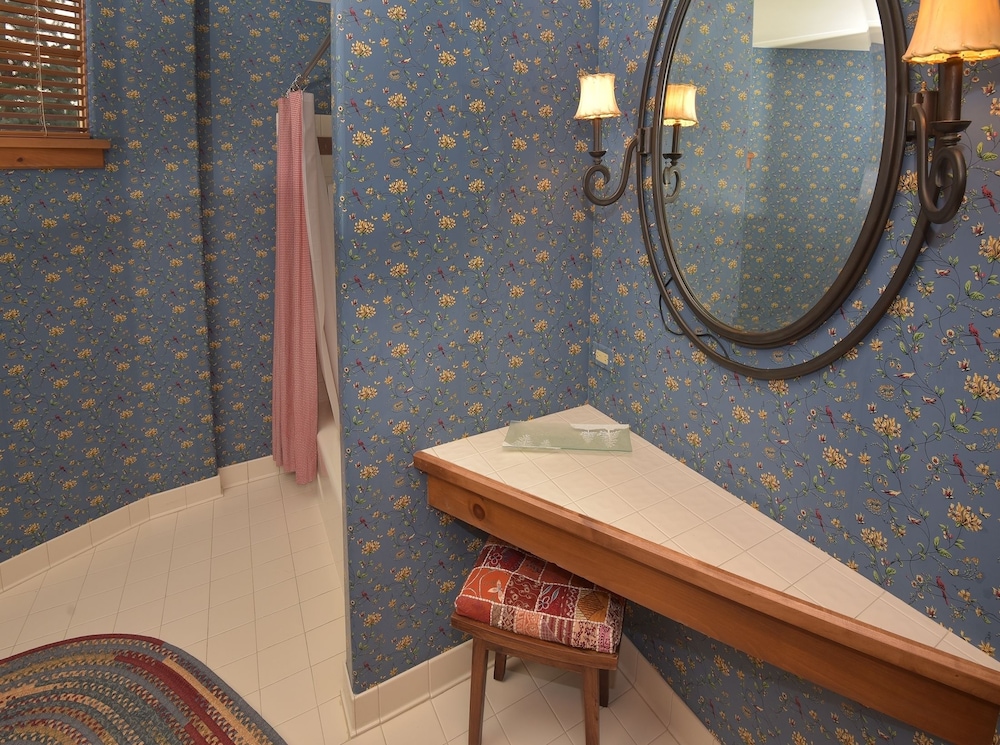 Bright Ski In/out 3br 3.5ba 3 Bedroom Condo by RedAwning