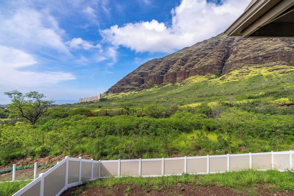 Sleeps 16, 2 Homes Ocean Views, Shared Pool + Gym, Near the Beach Avantstay