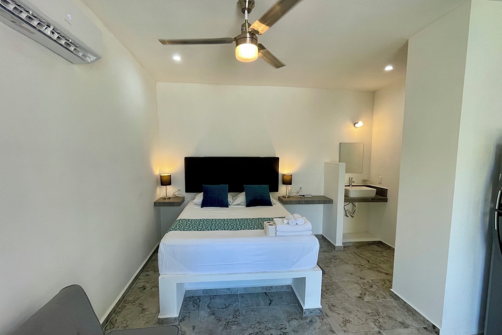 Lavish Studio w Balcony Downtown 3