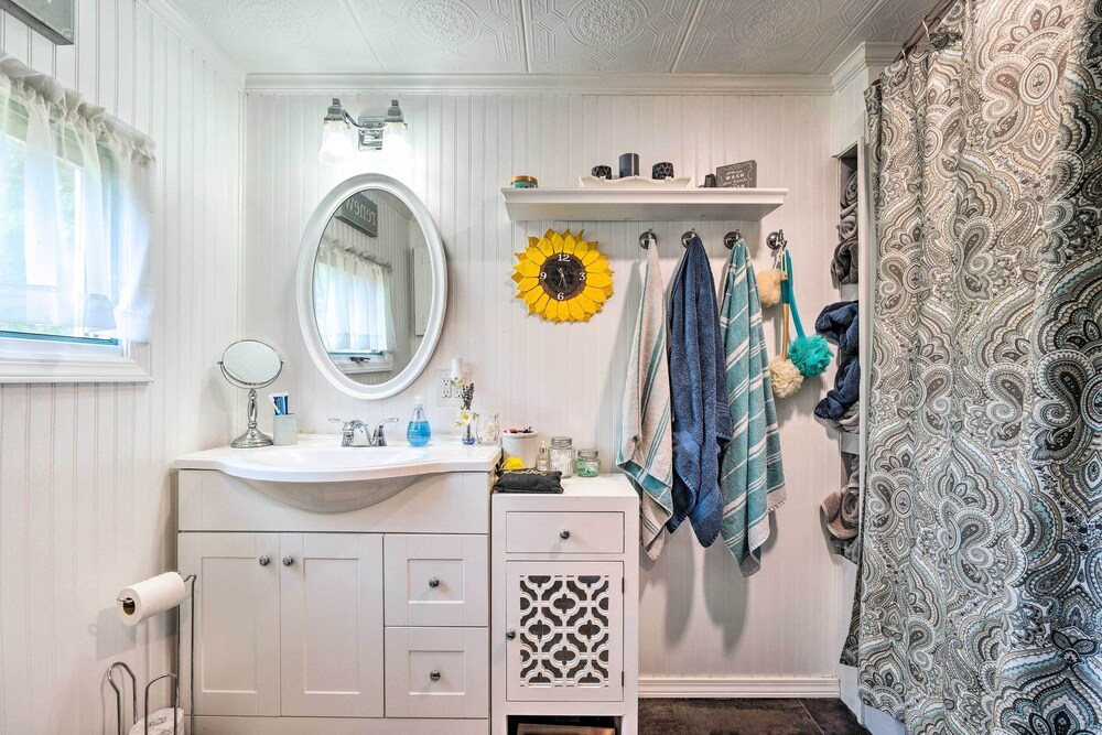 Vibrant Putney Cabin w/ Fire Pit: Hike & Ski!