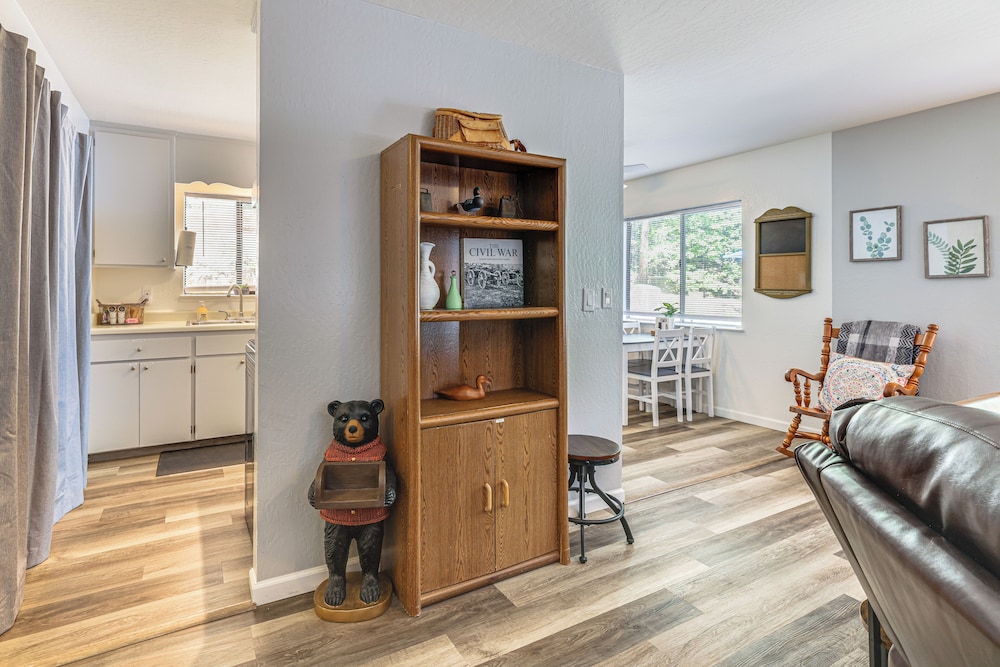 Peaceful Forest Views & Patio: Twain Harte Home