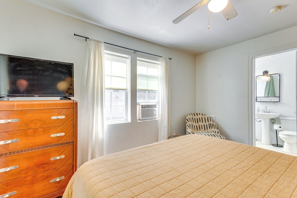 Modern OKC Duplex in Plaza: Steps to Shops & Bars!