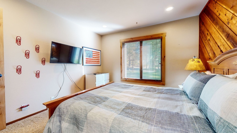 Snowcreek I #47 4 Bedroom Condo view 4