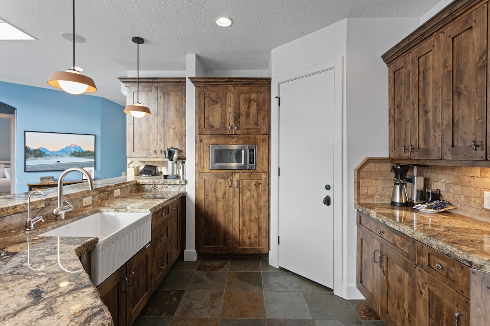 1688 - Five Bedroom with Hot Tub Pinnacle 5 Condo