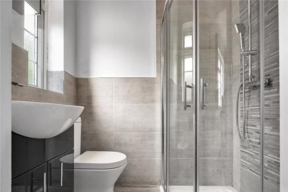 Limehouse En-suite With Garden View