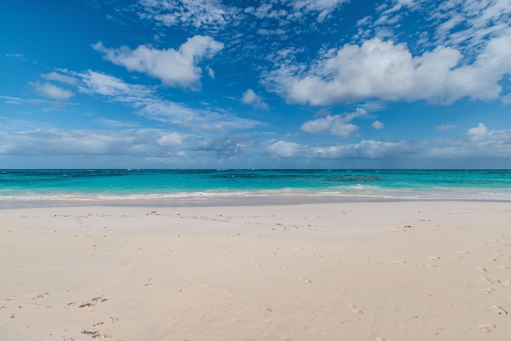 Seaduced - Brand New Luxury Beachfront Estate With Pool 4 Bedroom Home