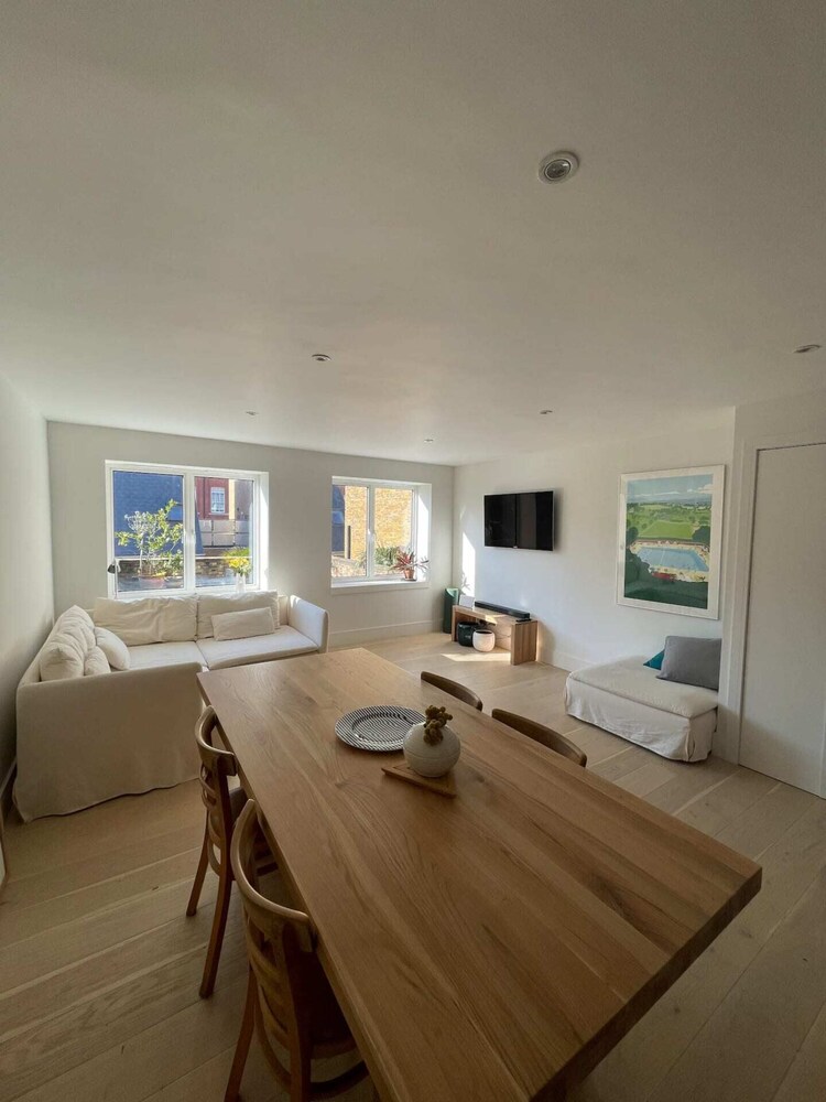 Beautiful 2BD Flat With Private Courtyard- Borough