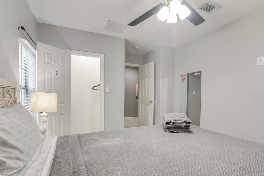 11 Mi to Dtwn: Family Home in Houston!