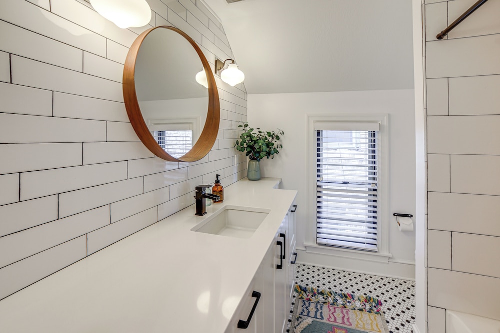1 Mi to Dtwn Grand Rapids: Chic Condo w/ Balcony!