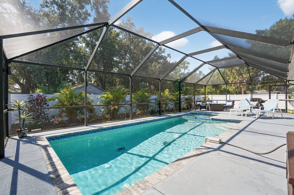 Spacious 4br Retreat With Heated Pool & Spa 4 Bedroom Home