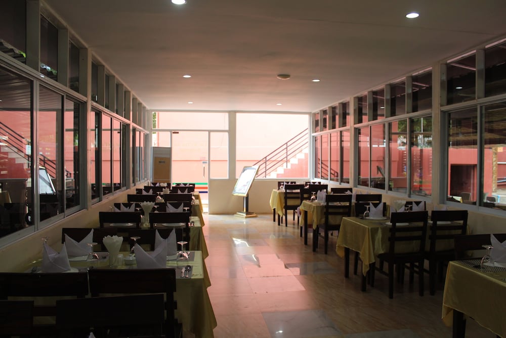 Law Ka Thit Sar Hotel - Hostel