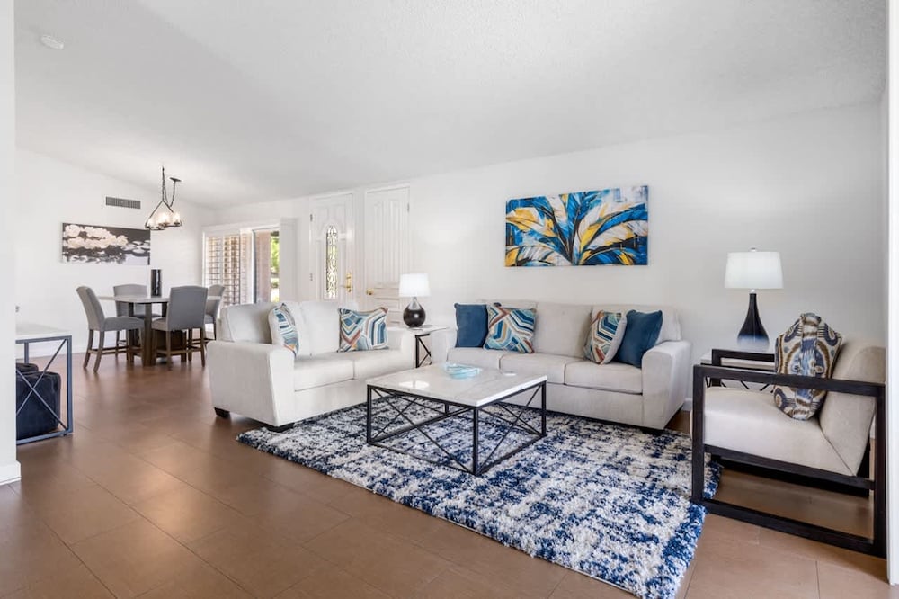 Desert Flower- Ironwood CC Condo Pool Spa