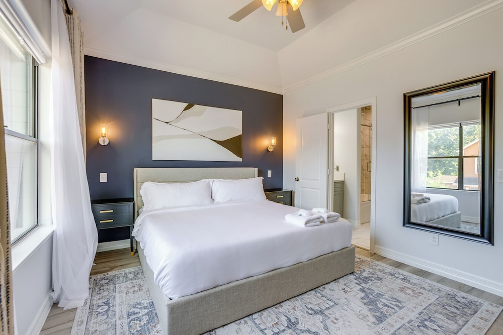 Yard & Workspaces: Luxe Duplex Unit in Houston