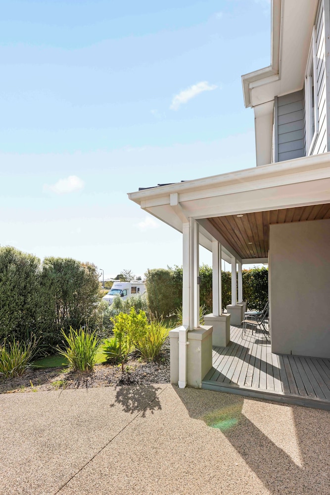 StayAU Contemporary 5BRM Families Home Point Cook