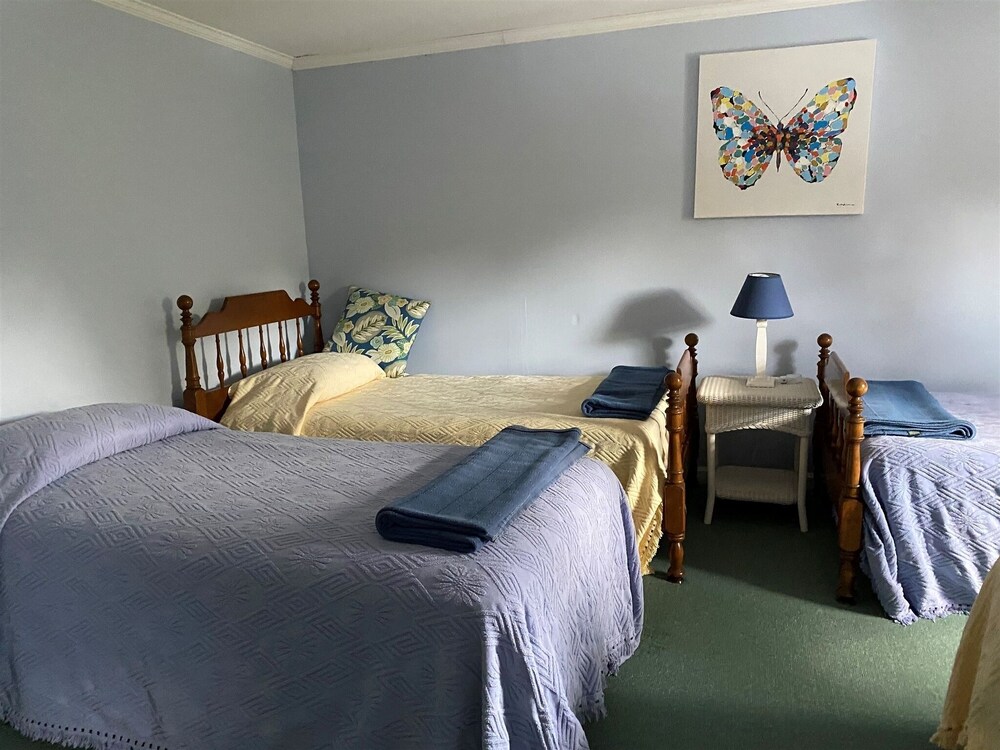 Sunrise Pines Limit 6 2 Bedroom Cottage by RedAwning view 3