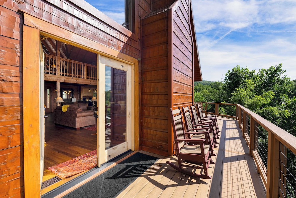 Big Bear Lodge by Avantstay Smoky Mountain Views, Hot Tub, Theater & Game Room