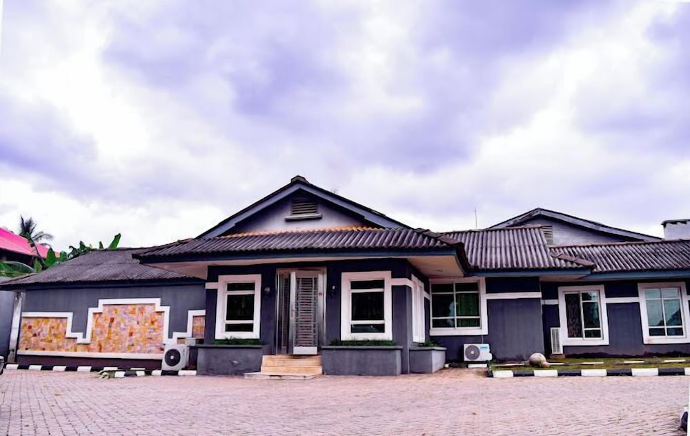 CANDOW HOTEL