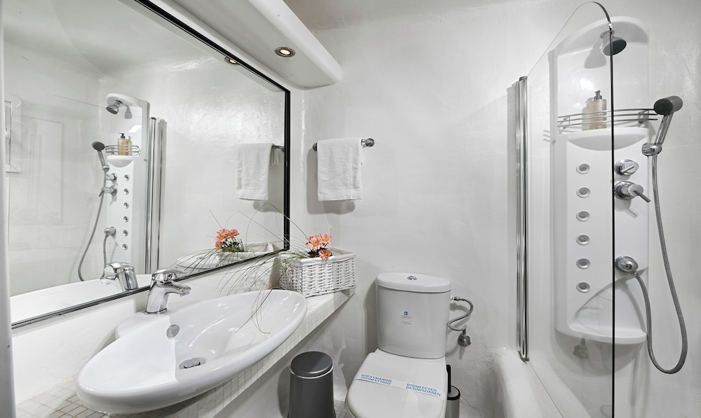 Paraga Scorpios Villa1 hot tub 7 Mins Walk to Beach by Calypso Sunset Villas view 3