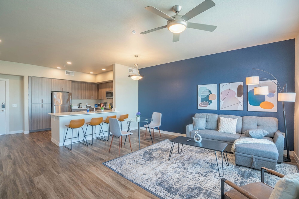 ROVE LIVING/KL - V on Broadway