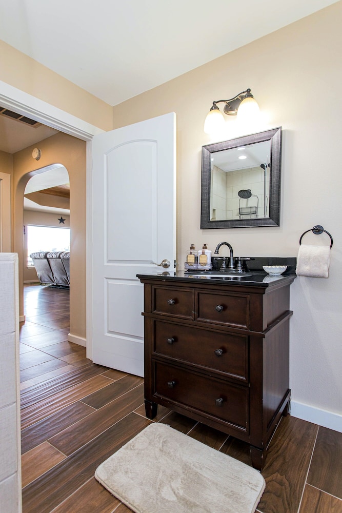 Waterfront 5 BR w/ Hot Tub Sleeps 13!