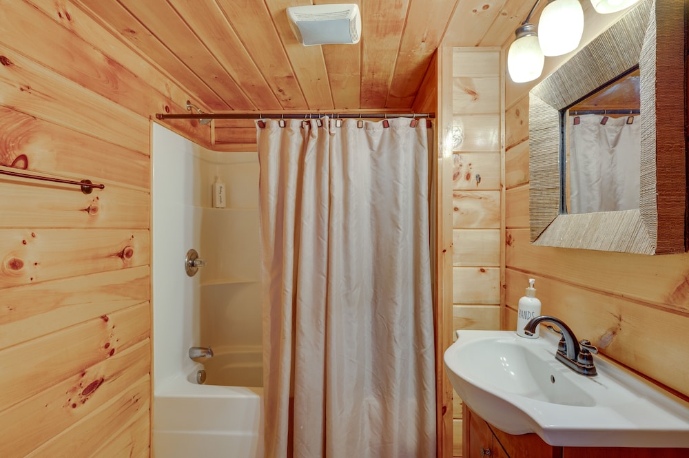 Cozy Laconia Cabin, Close to Winnipesaukee Pier!