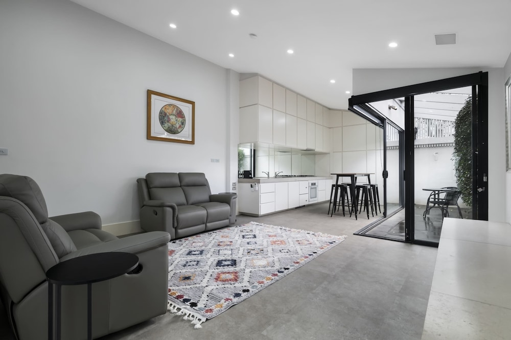 Stylish 2BR House, Walk to Parks & Cafes