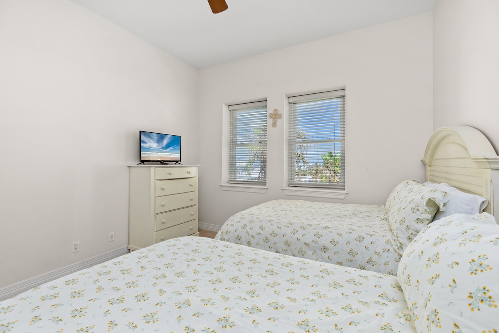 Kar - Private House Just Steps From Beach Access 4 Bedroom Home by RedAwning