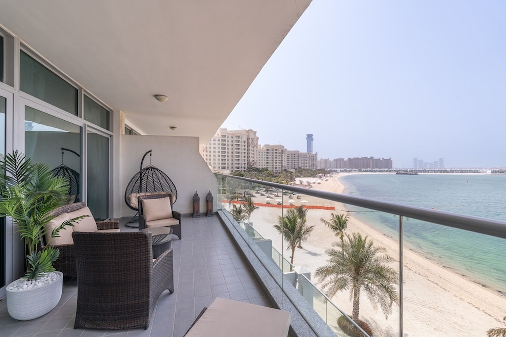 Peaceful and Airy 1-bedroom Apartment With the Palm Beach View