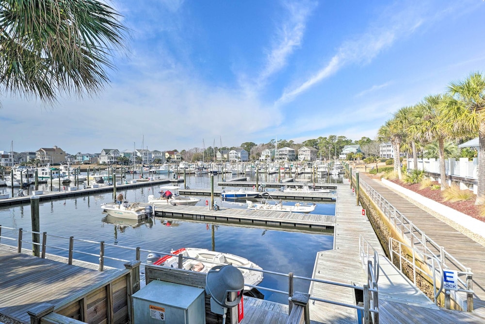 Marina & Pool: Roomy Golf-view Home in Southport