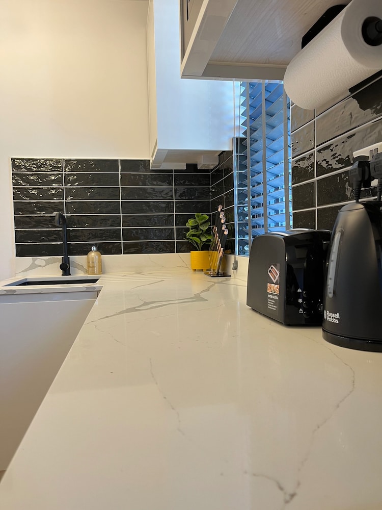 Cozy London Apartment , 2 Minutes to Tube!
