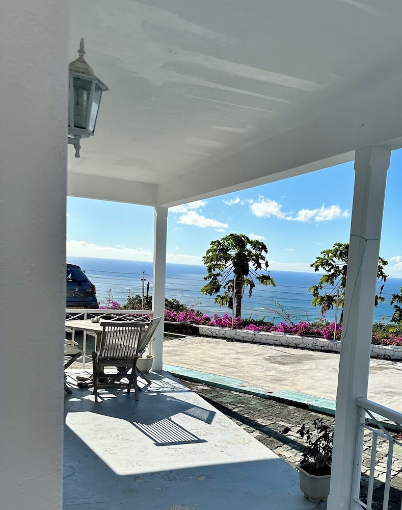 Apartment in Montagne Charlot With a Stunning View of the Lagoon