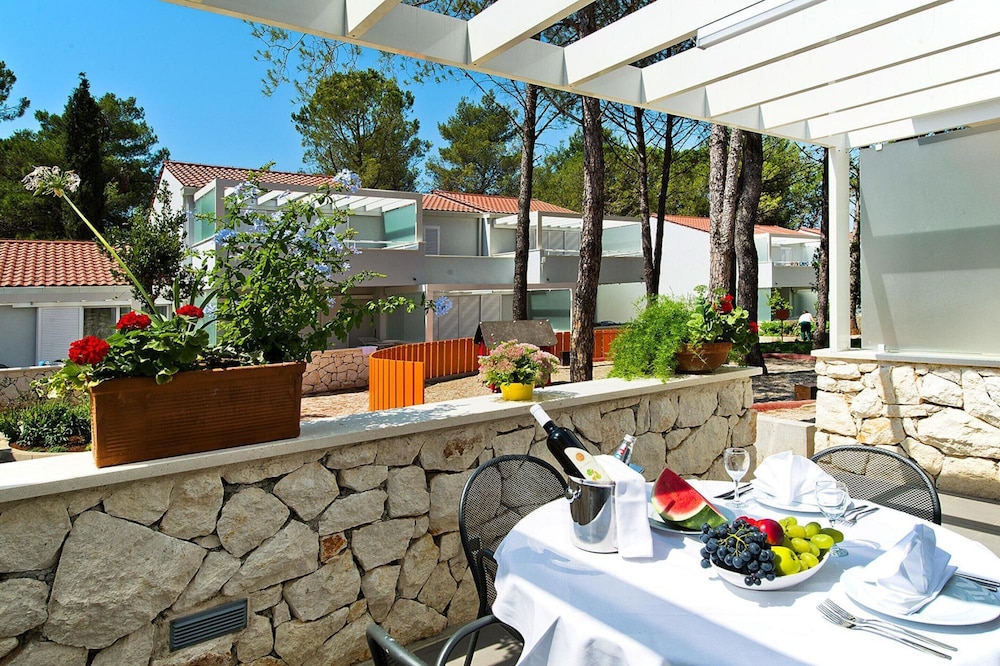 Apartments in Zaton Holiday Resort With Pool