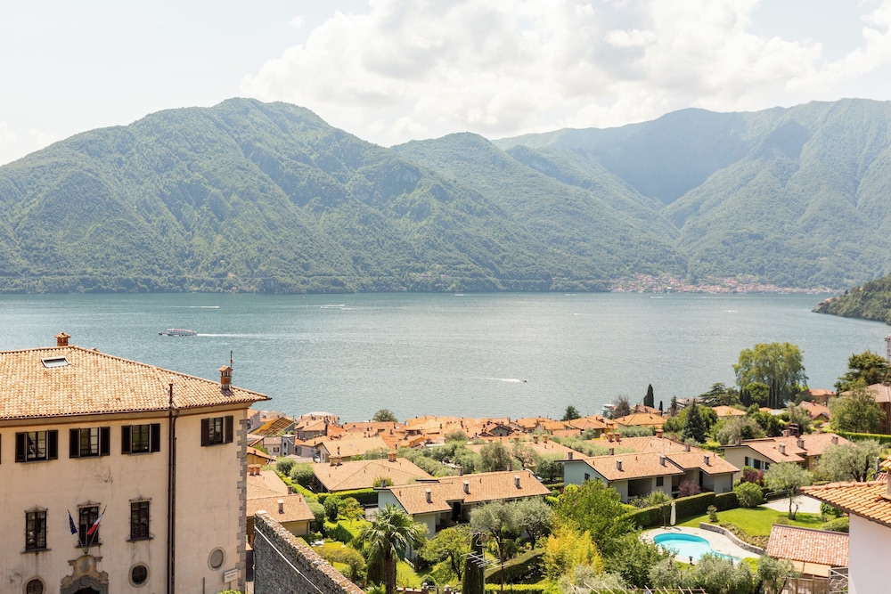 Lake View Terrace Apartment by Rent all Como
