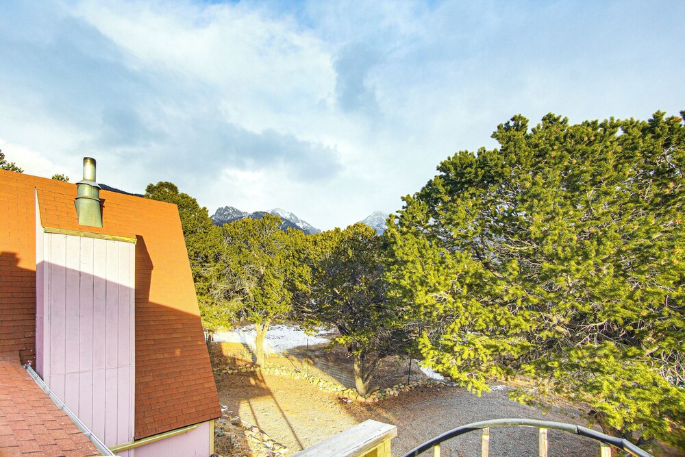 Near Hiking: Tranquil Crestone Studio w/ Deck!