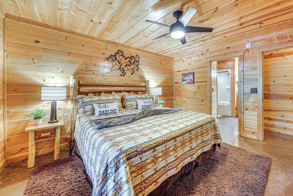 Hot Tub + Game Room: Family Retreat in Broken Bow