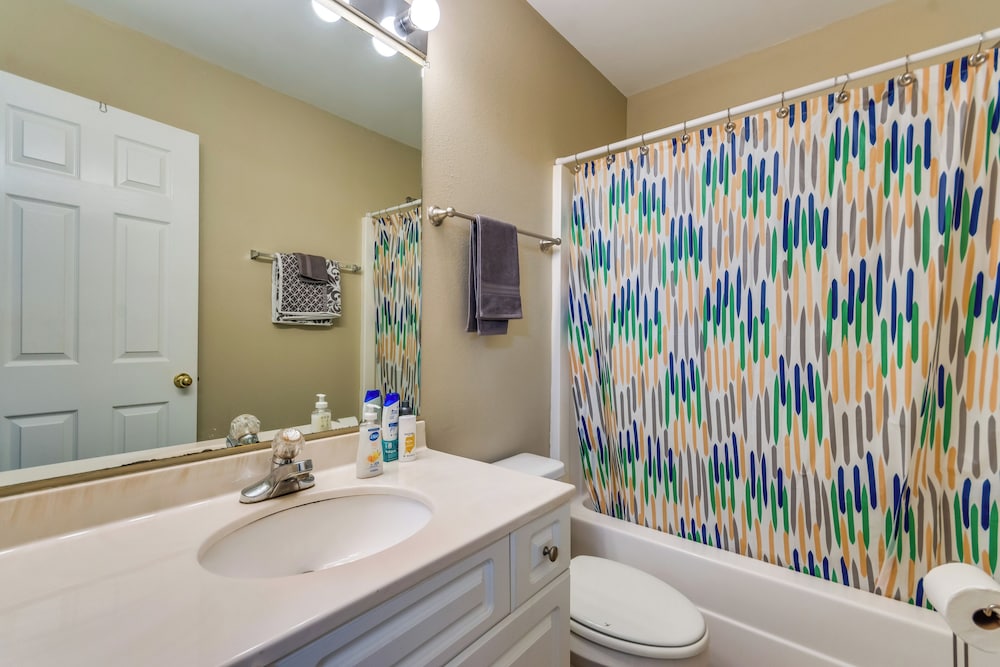Walk to Beach: Condo in Pensacola w/ Pool Access