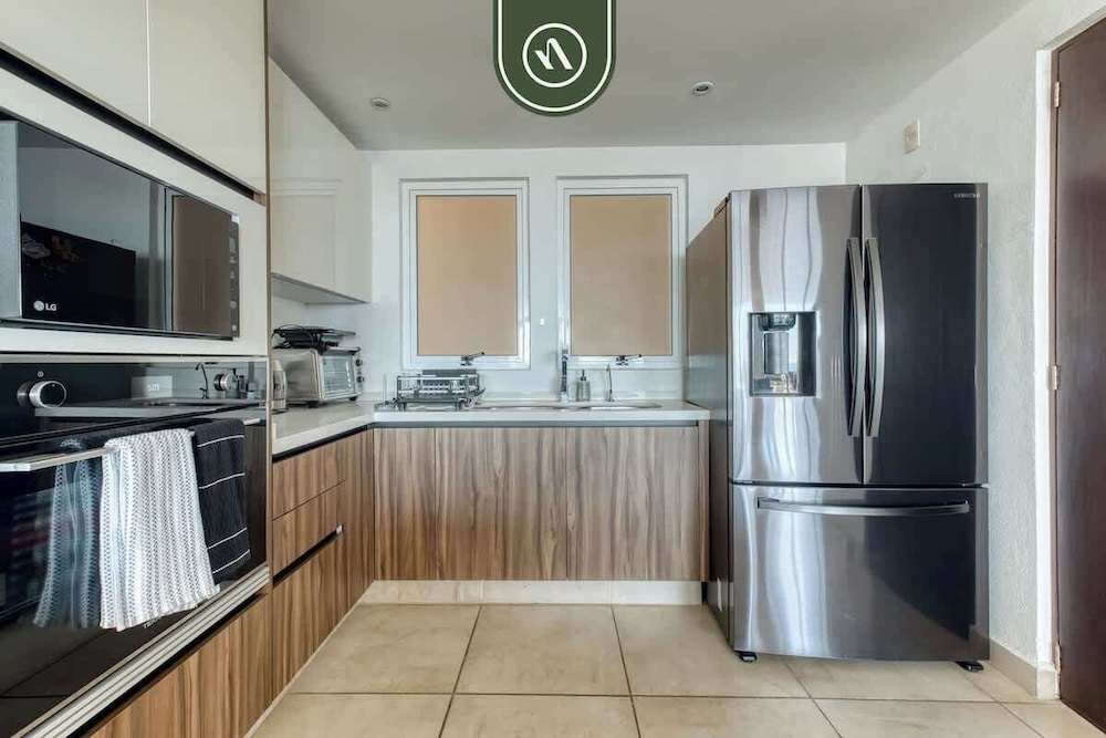 Amazing 3 BR Penthouse With Beachclub