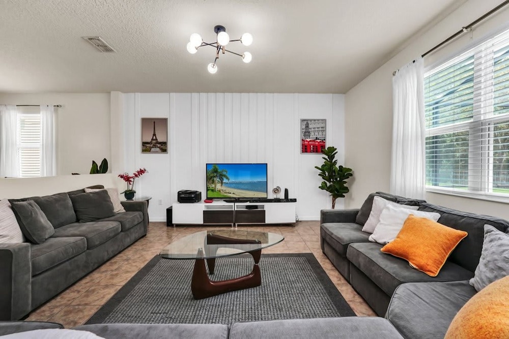 4736 Family Home Near Disney Sea World