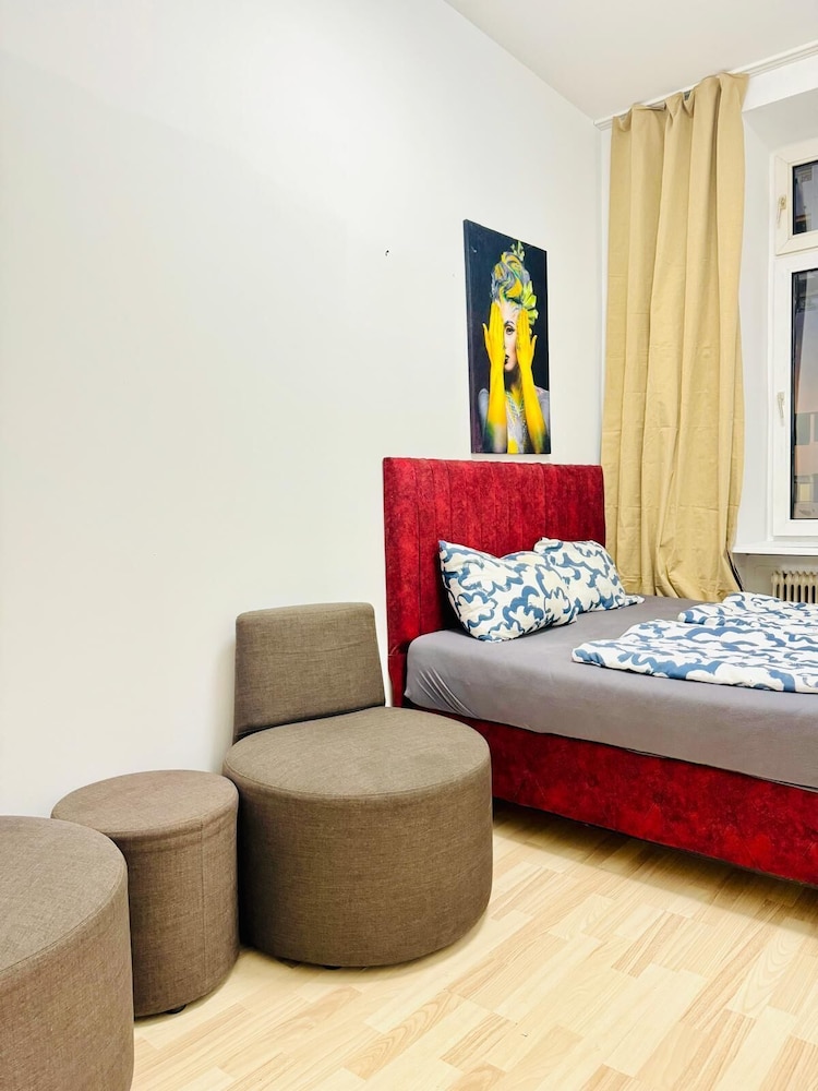 4BR Apartment for 8 Near FAC Platz