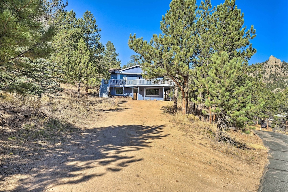 Luxe Updated Home w/ Grill + Hot Tub: 4 Mi to Rmnp view 2