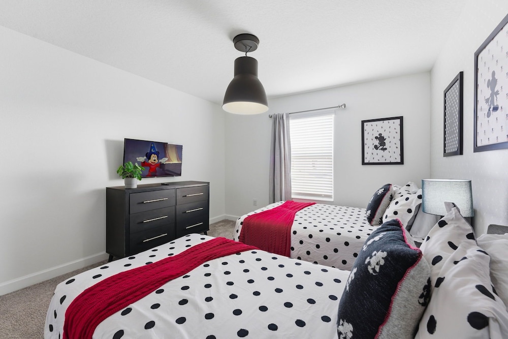 Chic 4BR Disney Retreat With Pool Mickey Rooms