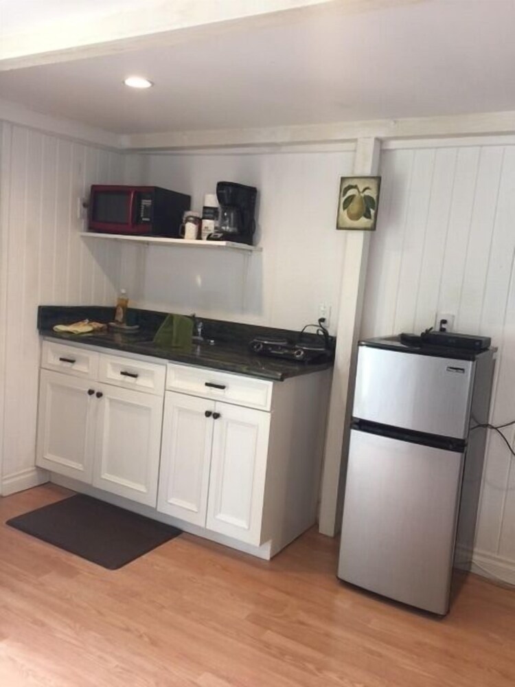 Van Nuys Vacations - Lovely Studio with a Pool - Property Image 22