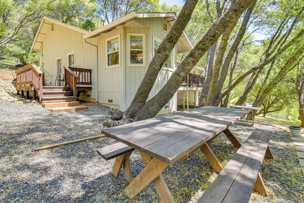 Yosemite Home Base: Community Perks + Lake Access!